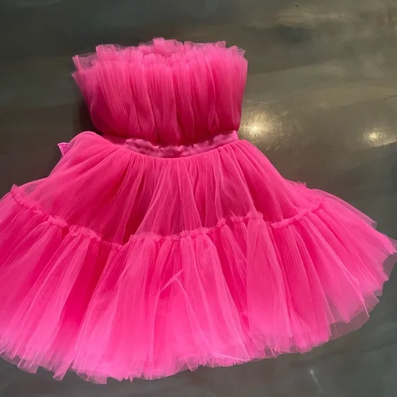 Chic Pink Tulle Strapless Dress - Picture 3 of 9